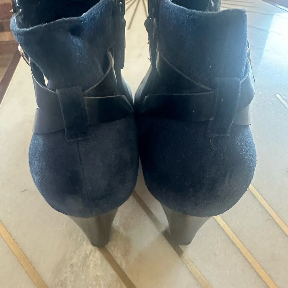Navy leather Cole Haan size 10 booties suede on back. Like new. - Picture 6 of 8